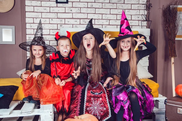 Pobreza extrema Clínica muerte Girls dressed for halloween fotos de stock, imágenes de Girls dressed for halloween sin royalties | Depositphotos Pobreza extrema Clínica muerte Girls dressed for halloween fotos de stock, imágenes de Girls dressed for halloween sin royalties | Depositphotos