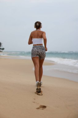 Koşucu Boş Kum Sahil Hattı, Şafak Işığı, Atletik Şortla Odaklanmış Adım ve Beyaz Hasat Üstü,