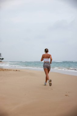 Koşucu Boş Kum Sahil Hattı, Şafak Işığı, Atletik Şortla Odaklanmış Adım ve Beyaz Hasat Üstü,