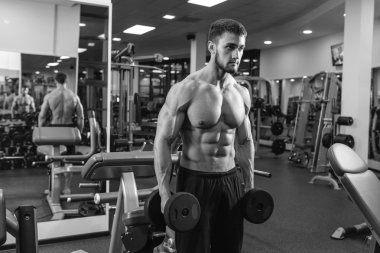 Çok güç atletik adam vücut geliştirmeci, egzersiz dumbbells ile yürütmek