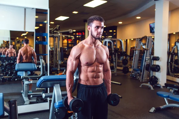 Çok güç atletik adam vücut geliştirmeci, egzersiz dumbbells ile yürütmek — Stok fotoğraf