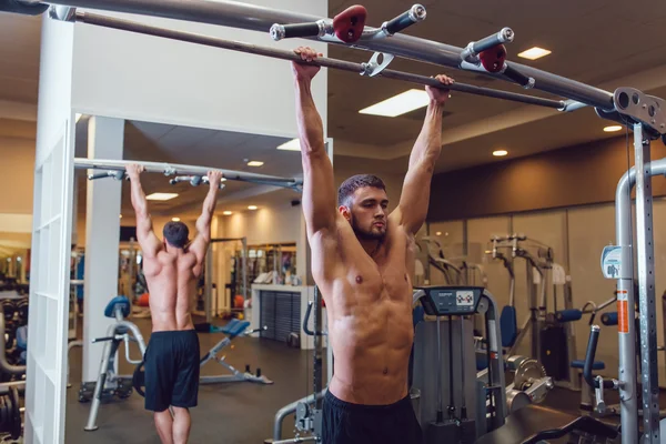 Very power athletic guy bodybuilder , execute exercise with horizontal bar — Stock Photo, Image