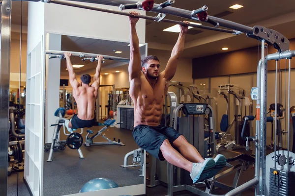 Very power athletic guy bodybuilder , execute exercise with horizontal bar — Stock Photo, Image