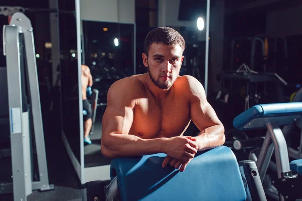 Zeer macht atletische man bodybuilder, uitvoeren van de oefening met halters — Stockfoto