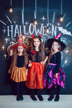 Cadılar Bayramı kostümleri giyinmiş kızlar, cadıların duygusal. Cadılar Bayramı partisi grup çocuklu.