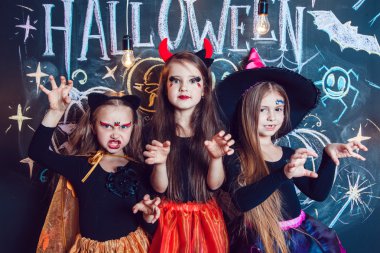 Cadılar Bayramı kostümleri giyinmiş kızlar, cadıların duygusal. Cadılar Bayramı partisi grup çocuklu.