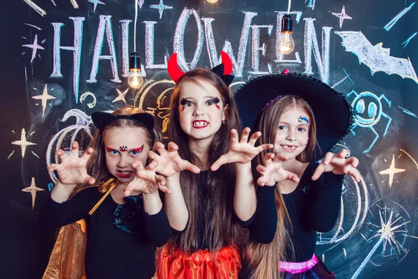 Cadılar Bayramı kostümleri giyinmiş kızlar, cadıların duygusal. Cadılar Bayramı partisi grup çocuklu.