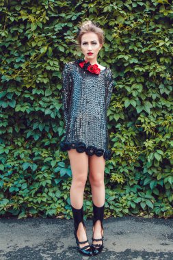 Yaprakların bir arka plan üzerine bir manikür ile güzel kız