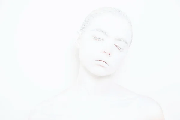 Flicka med vit färg på huden på en vit bakgrund — Stockfoto