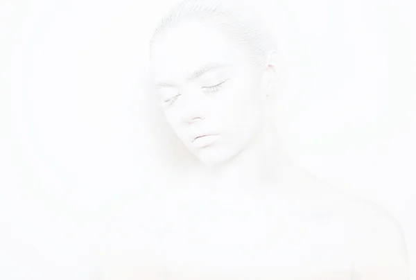 Chica con pintura blanca en la piel sobre un fondo blanco — Foto de Stock