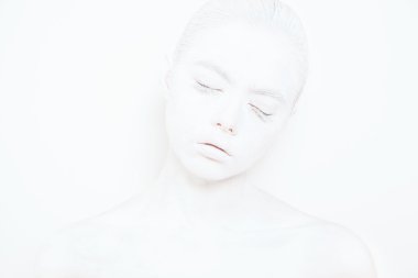 Deri üzerinde beyaz bir arka plan üzerinde beyaz boya ile kız