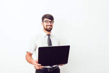 Bir dizüstü bilgisayar ile yakışıklı bir işadamı portresi