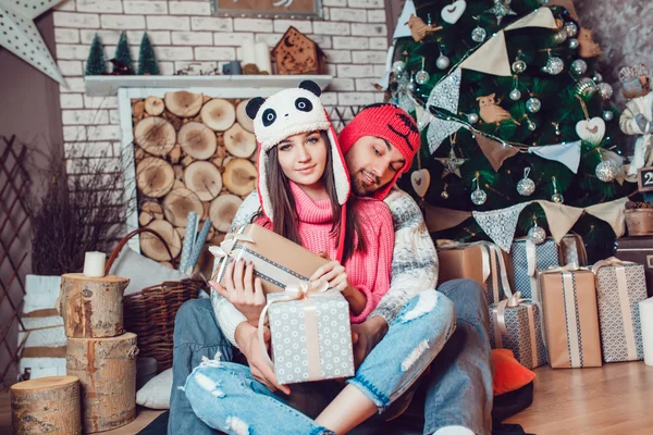 Couple in love in Christmas decorations make the selfie — Stock Photo, Image