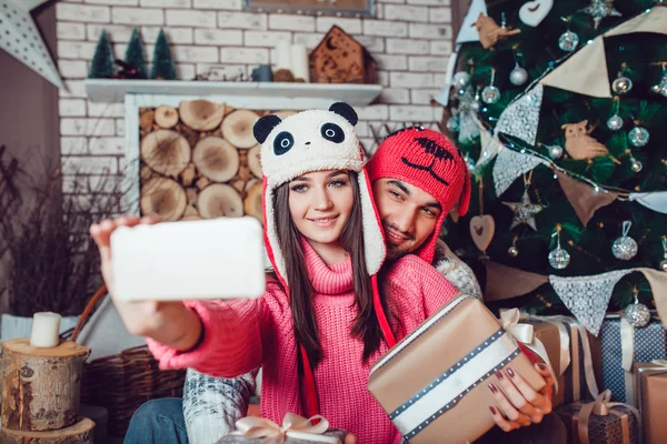 Casal apaixonado em decorações de Natal fazer a selfie — Fotografia de Stock