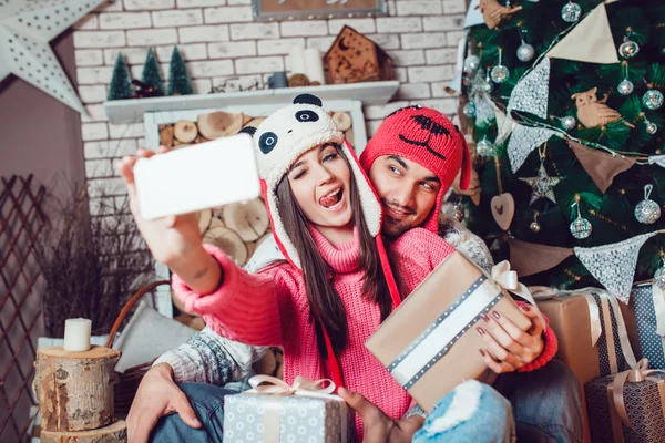 Casal apaixonado em decorações de Natal fazer a selfie — Fotografia de Stock