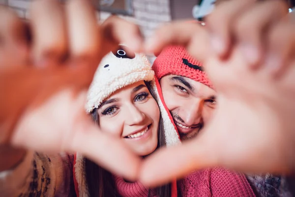 Älskande par händer Visa tecken på kärlek — Stockfoto