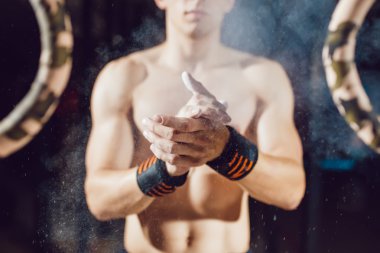 Atlet hazırlamak için egzersiz halkaları üzerinde