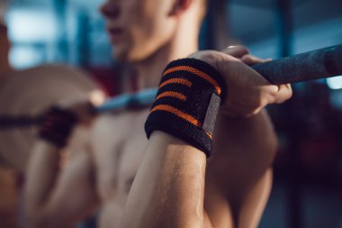 Sporcular halter alıştırmalar için hazırlanıyor