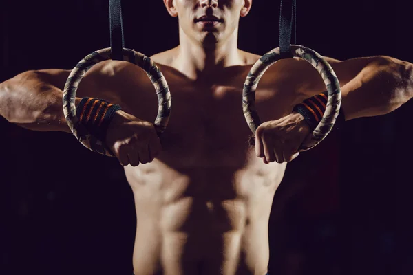 Atlet hazırlamak için egzersiz halkaları üzerinde