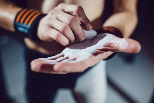 Atleta se preparar para o exercício em anéis — Fotografia de Stock