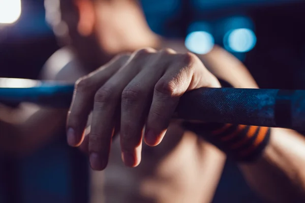 Atleta preparándose para ejercicios de barra — Foto de Stock