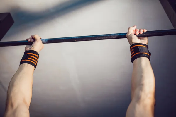 Atleet doen oefening op de horizontale balk — Stockfoto