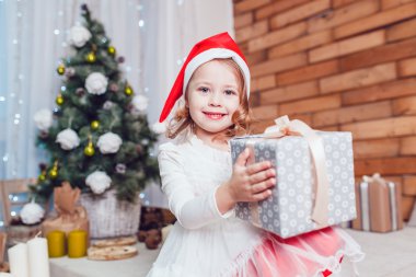 Noel Baba Noel süslemeleri ile poz giyinmiş kız
