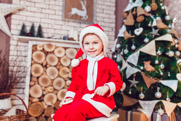 Garçon habillé en Père Noël posant avec des décorations de Noël — Photo