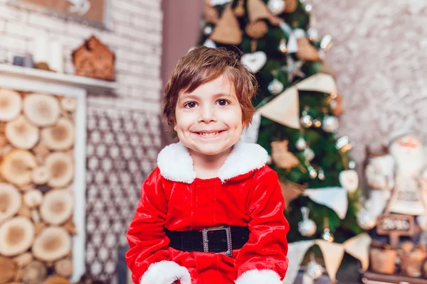 Garçon habillé en Père Noël posant avec des décorations de Noël — Photo