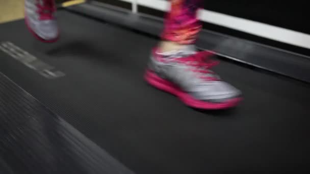 Fitness fille courir sur tapis roulant — Video