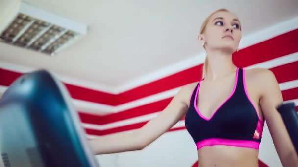Krásná sportovní žena dělá cvičení na simulátoru. Břišní svaly. — Stock video