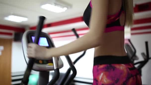 Bella donna sportiva che fa esercizi sul simulatore. Muscoli addominali. Leggings luminosi . — Video Stock