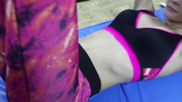 Frau macht Bauchmuskelübungen — Stockvideo