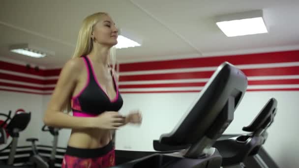 Bela mulher esportiva fazendo exercícios na esteira — Vídeo de Stock