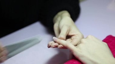 Manikür. Güzellik Salonu. Yakın çekim. Eski tırnak cilası kaldırmak.