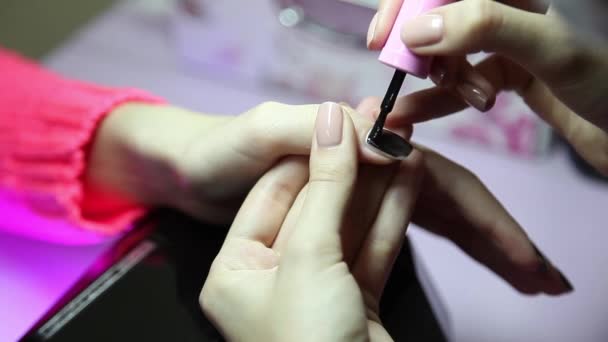 Manicura. Salón de belleza. Primer plano. Aplicar esmalte de uñas negro — Vídeo de stock