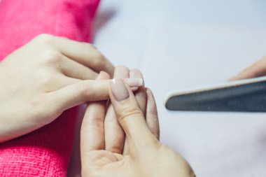Manikür. Güzellik Salonu. Yakın çekim. Eski tırnak cilası kaldırmak.