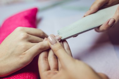 Manikür. Güzellik Salonu. Yakın çekim. Eski tırnak cilası kaldırmak.