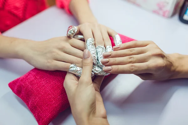 Manicure. Salon van de schoonheid. Close-up. Verwijderen oude nagellak. — Stockfoto