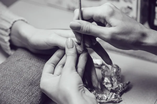 Manicure. Salon van de schoonheid. Close-up. Verwijderen oude nagellak. — Stockfoto