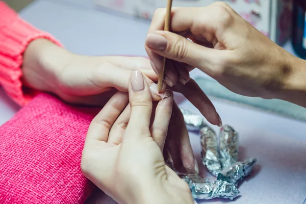 Manicure. Salon van de schoonheid. Close-up. Verwijderen oude nagellak. — Stockfoto