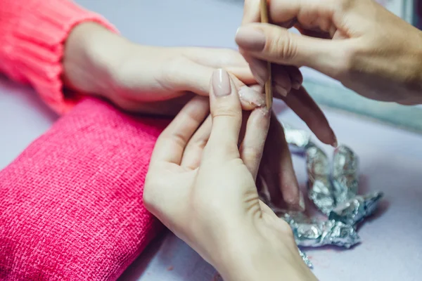 Manicure. Salone di bellezza. Primo piano. Rimuovere il vecchio smalto . — Foto Stock