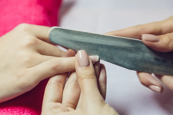 Manicure. Salon van de schoonheid. Close-up. Verwijderen oude nagellak. — Stockfoto