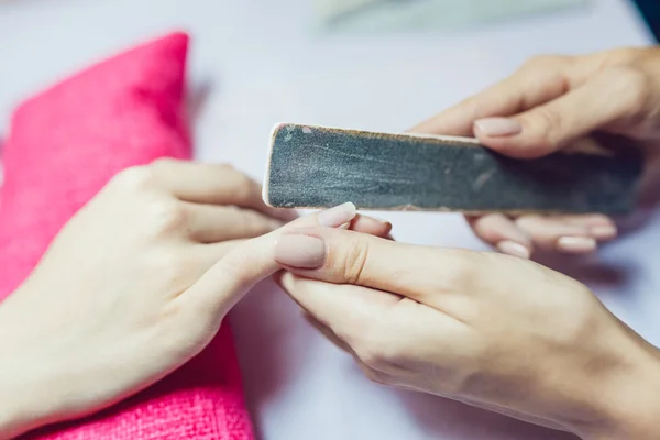 Manicure. Salon van de schoonheid. Close-up. Verwijderen oude nagellak. — Stockfoto