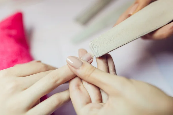 Manicure. Salon van de schoonheid. Close-up. Verwijderen oude nagellak. — Stockfoto