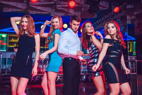 Belle ragazze e l'uomo si divertono a una festa in discoteca — Foto Stock