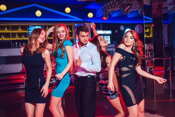 Belle ragazze e l'uomo si divertono a una festa in discoteca — Foto Stock