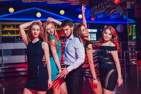 Güzel kız ve adam gece kulübünde bir partide eğleniyor — Stok fotoğraf