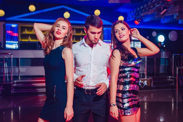 Belle ragazze e l'uomo si divertono a una festa in discoteca — Foto Stock