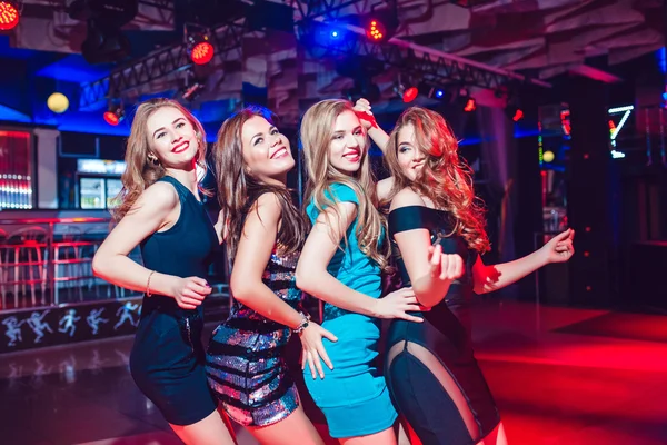 Meninas bonitas se divertindo em uma festa em boate — Fotografia de Stock